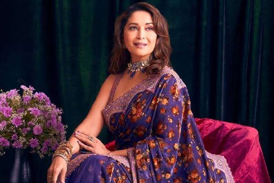 বলিউডের অভিনেতা-অভিনেত্রীদের বাড়ি কেনা বা গাড়ি কেনার খবর নতুন নয়। তবে যত বারই তাঁরা নতুন গাড়ি-বাড়ি কেনেন, তা ঘিরে দর্শকমহলে উন্মাদনা থাকে যথেষ্ট। মাধুরীর ক্ষেত্রেও তার ব্যতিক্রম ঘটেনি। 