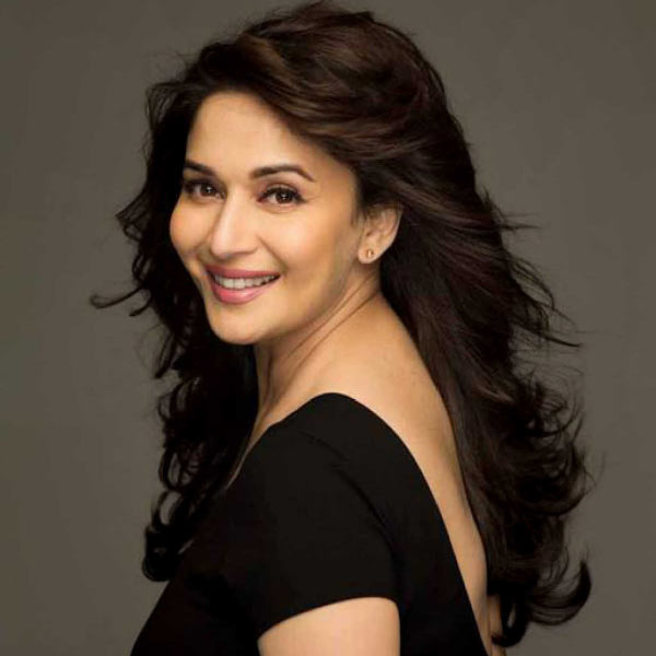 আশির দশকে ‘অবোধ’ ছবি দিয়ে বলিউডে হাতেখড়ি হয়েছিল মাধুরীর। তবে প্রথমেই কিন্তু সাফল্যের হাসি দেখা যায়নি নায়িকার মুখে। তাঁর প্রথম দিকের কয়েকটি ছবি সে ভাবে দাগ কাটতে পারেনি বক্স অফিসে। 