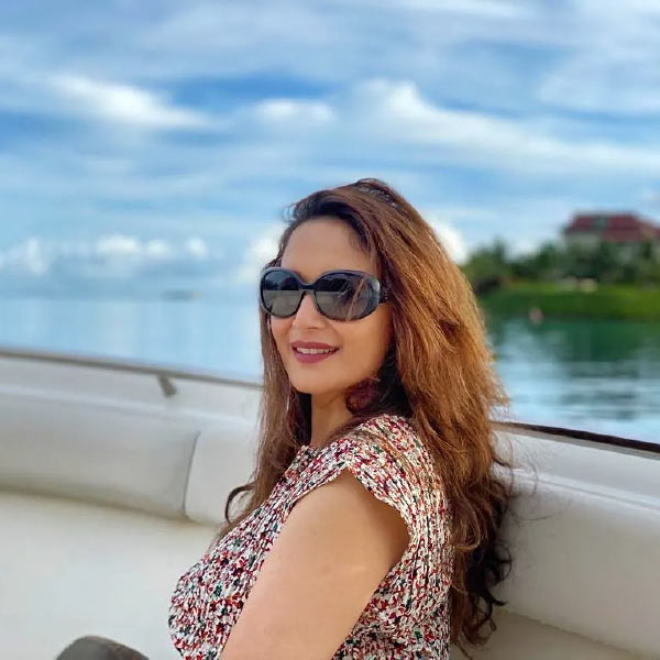 অভিনেতা অনিল কপূরের সঙ্গে ‘তেজাব’ ছবির হাত ধরেই বলিপাড়ায় ঝড় তোলেন মাধুরী। এই ছবির ‘এক দো তিন’ গানে মাধুরীর নাচে এখনও মাতোয়ারা আসমুদ্রহিমাচল। 