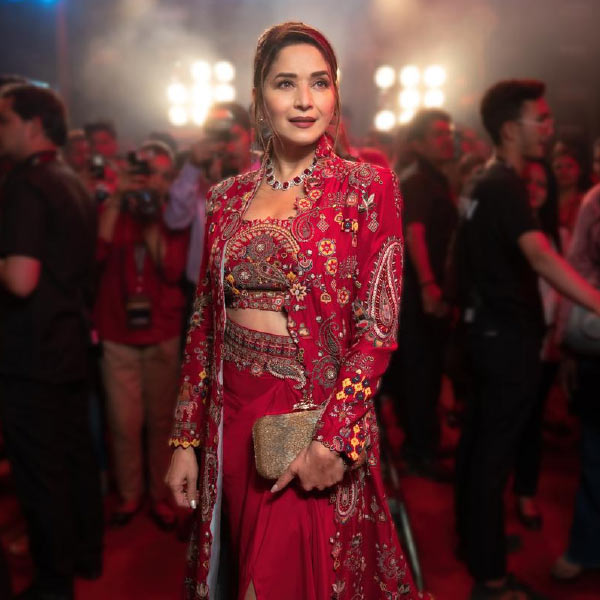 মাধুরী মানেই তখন ছবি হিট। নায়িকাকে পর্দায় দেখার জন্য মুখিয়ে থাকতেন দর্শকরা। যার ফলে বাজিমাত হত বক্স অফিসেও। প্রযোজক-পরিচালকদের কাছে রীতিমতো ‘লক্ষ্মী’ ছিলেন নায়িকা। 