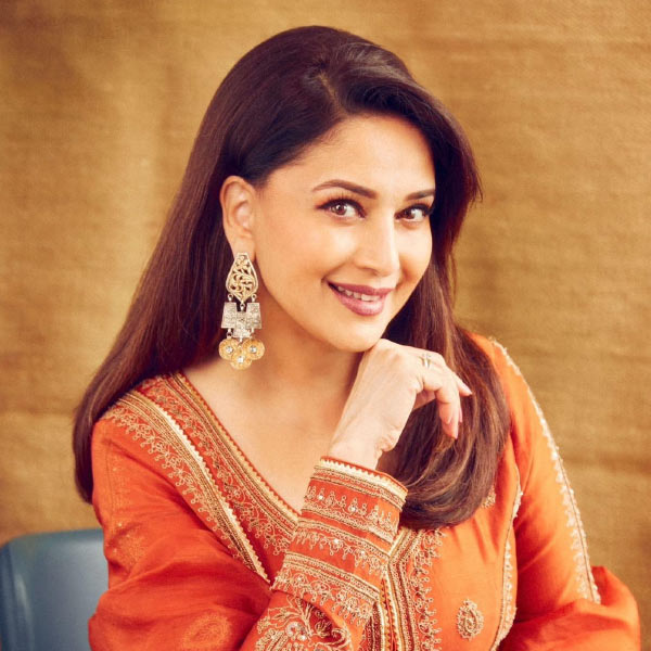 অভিনয়ের পাশাপাশি মাধুরীর নাচ বিপুল জনপ্রিয়তা পায়। তাঁর প্রতিটি ছবিতেই আলাদা ভাবে গুরুত্ব পেত নাচ। আর মাধুরীকে ‘ডান্সিং ক্যুইন’ হিসাবে গড়ে তোলার নেপথ্য কারিগর ছিলেন সরোজ খান। তাঁর কোরিওগ্রাফিতে একের পর এক হিট গানে রুপোলি পর্দায় সম্মোহিত করেছেন মাধুরী।