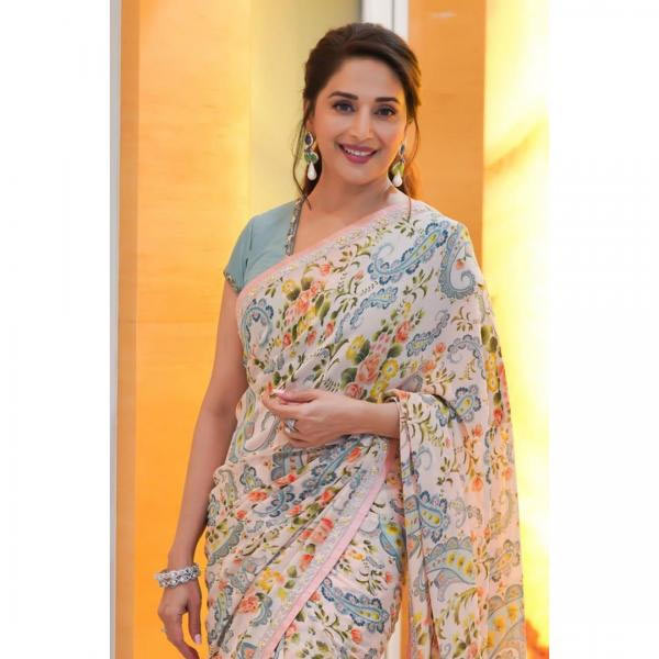 ইদানীং ওটিটি প্ল্যাটফর্মেও কাজ করছেন মাধুরী। নেটফ্লিক্সে ‘দ্য ফেম গেম’-এর পর সম্প্রতি অ্যামাজন প্রাইমে মুক্তি পেয়েছে নায়িকার নতুন ছবি ‘মাজা মা’। ৫৫ বছর বয়সেও রূপে-গুণে রীতিমতো হাল আমলের নায়িকাদের সঙ্গে টক্কর দিচ্ছেন ‘ধক ধক গার্ল’।