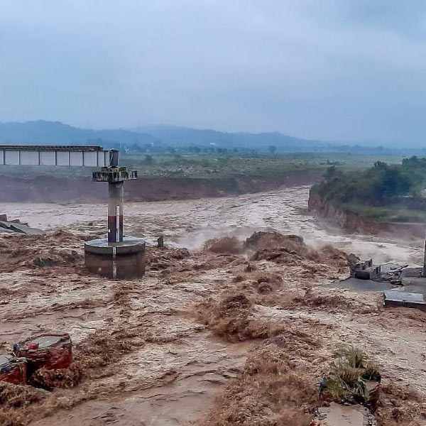 এই প্রথম নয়। এর আগে ভারতের বহু জায়গায়, এমনকি এ রাজ্যেও হড়পা বানের প্রভাবে প্রাণ হারিয়েছেন বহু মানুষ। 