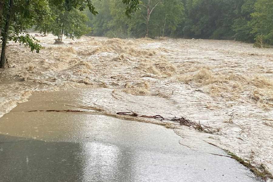 কিন্তু হঠাৎ নদীর জলস্তর বেড়ে যাওয়ার কারণ কী? স্বাভাবিক বন্যার সঙ্গে হড়পা বানের পার্থক্য কোথায়? কেনই বা আসে হড়পা বান?
