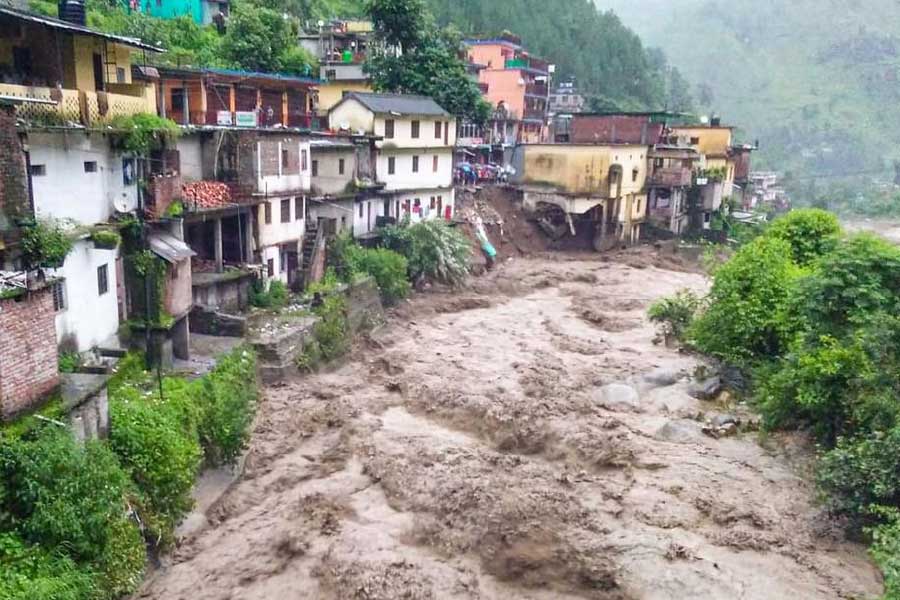 সাধারণত, একনাগাড়ে অনেক ক্ষণ বৃষ্টি হলে নদীর জলস্তর ধীরে ধীরে বাড়তে থাকে। সেই জল উপচে পড়ে নদীর তল ছাপিয়ে ছড়িয়ে পড়ে সমতল এলাকাতেও। কিন্তু হড়পা বান আসার সময় জলস্তর হঠাৎ করে অনেকটা বেড়ে যায়। 