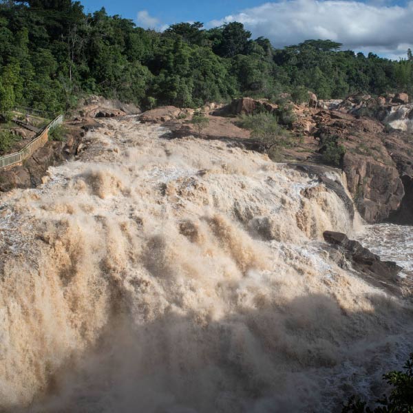 পাহাড়ি এলাকায় মাঝেমধ্যেই মেঘ বিস্ফোরণের ফলে ভারী বৃষ্টিপাত হতে দেখা যায়। ফলে এক লহমায় প্রবল জলস্রোত পাহাড়ের ঢাল বেয়ে নদীতে নেমে আসে। আচমকা নদীতে জলের পরিমাণ বেড়ে যাওয়ায় হড়পা বান দেখা যায়।