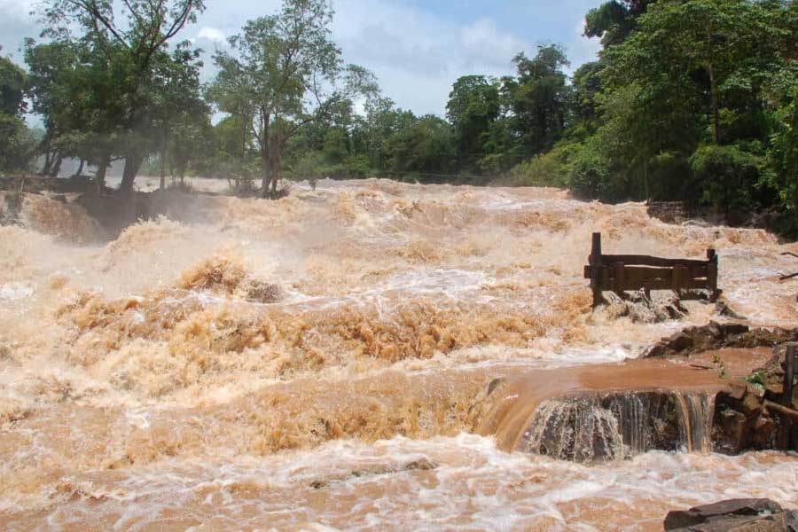 এই অঞ্চলগুলিতে যে নদী বয়ে যায়, তার নদীখাত সমতলে বয়ে যাওয়া নদীগুলির তুলনায় অনেকটাই সঙ্কীর্ণ। তাই সেখানে জলস্রোতের প্রাবল্যও বেশি।