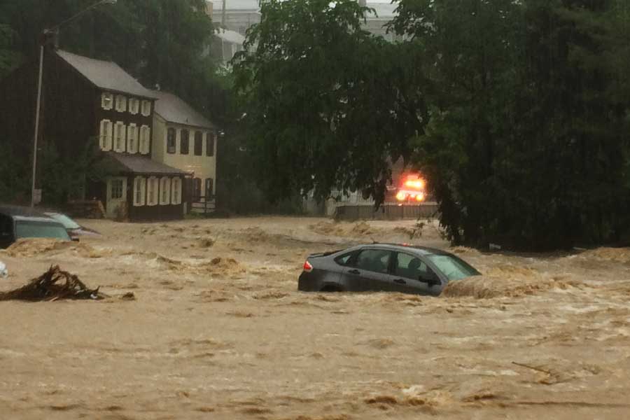 এমনকি, মারাত্মক ভূমিধসের কারণে পাহাড়ের বিশাল পাথরগুলি নদীবক্ষে সঞ্চিত হতে থাকে। ওই অঞ্চলেও নদীর জল জমা হতে থাকে। পরবর্তী কালে এই এলাকায় অতিরিক্ত বৃষ্টিপাতের ফলে সেখানে জমা জল প্রবল বেগে নেমে আসে।