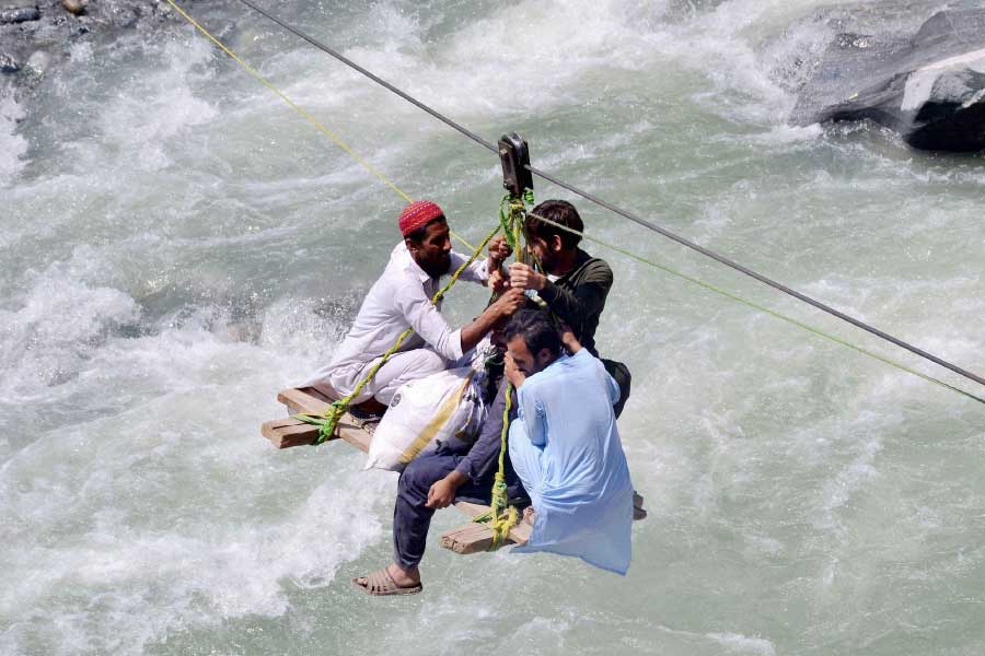 সামগ্রিক ভাবে ভূমণ্ডলের উষ্ণতা বৃদ্ধির জন্য পার্বত্য এলাকায় তুষার ও বরফের গলন লক্ষ করা যায়। পরে বৃষ্টি হলে নদীতে জলের পরিমাণ হঠাৎ করে বেড়ে যায়। এর ফলে দেখা দেয় হড়পা বান।