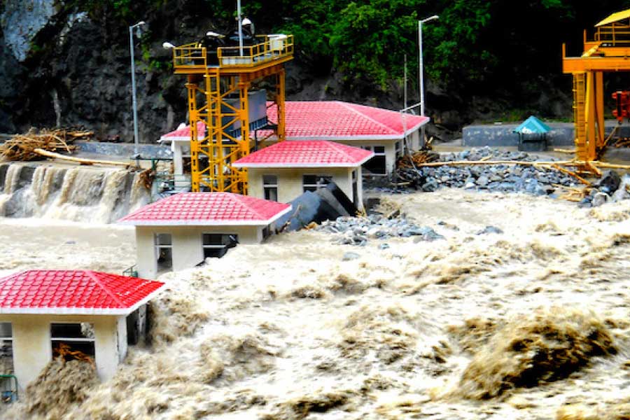 তবে, সমতল অঞ্চলে স্থিতিশীল নদী অববাহিকাতে হড়পা বান আসার কারণ ভিন্ন। এই এলাকায় বয়ে যাওয়া নদীগুলির খাত প্রশস্ত। এ ক্ষেত্রে ভূমির ঢালের দিক, ভূমির উচ্চতার উপর হড়পা বানের আগমন নির্ভর করে।