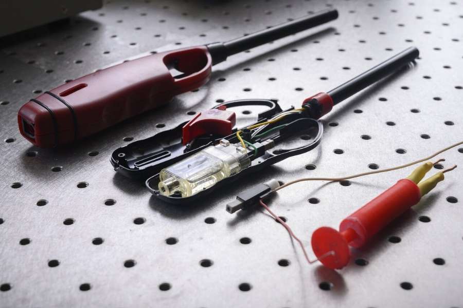 বিবিকিউ বা টর্চ লাইটার: এই লাইটার ২০০০ সালে প্রথম বেরিয়েছিল। লাইটার গেমের জন্য এই লাইটার একেবারে নতুন। সহায়ক টর্চের কাজ চালানোর ক্ষেত্রে এই বারবিকিউ লাইটার পরিচিত। কোনও কিছু গ্রিল করতেও সাহায্য করে এই  লাইটার। 