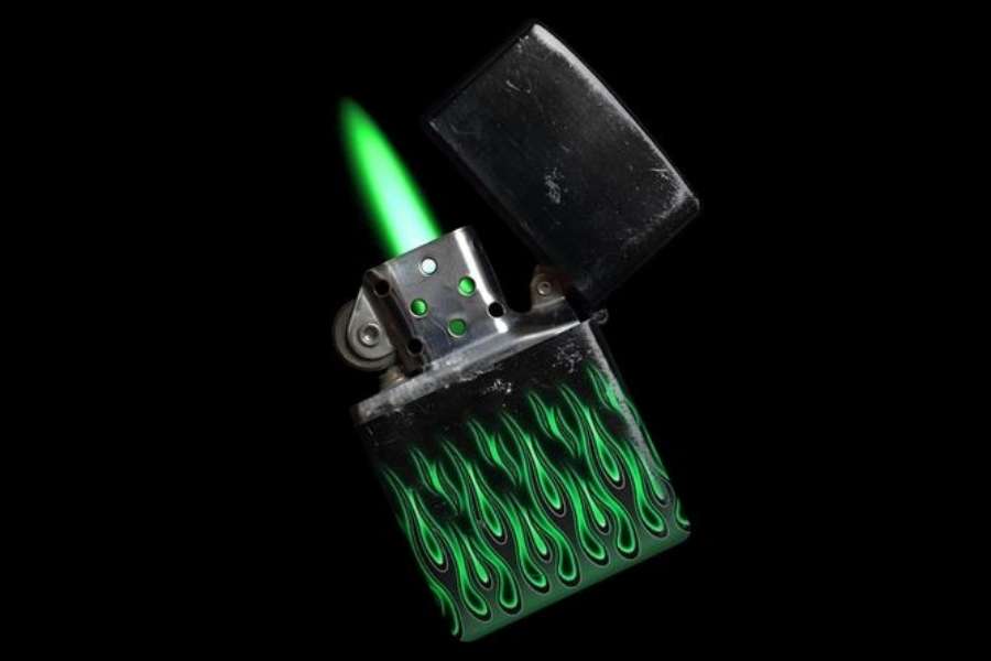 গ্রিন-ফ্লেম লাইটার: বেশির ভাগ লাইটারের মতো এই লাইটারেও বুটেন ব্যবহার করা হয়। তফাত একটাই। এ ক্ষেত্রে বুটেনের সঙ্গে তামার কয়েল জুড়ে দেওয়া হয়। যার ফলে, সবুজ রঙের শিখায় আগুন জ্বলে। 