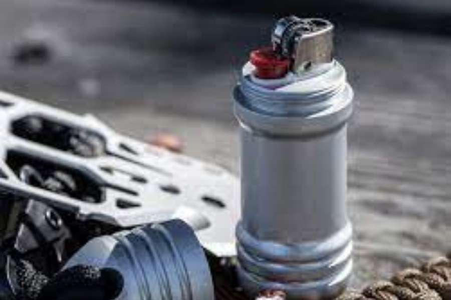 ক্যাপস্যুল লাইটার: পিনাট লাইটার নামেও পরিচিত ক্যাপস্যুল লাইটার। খুব ছোট এবং চাবির রিং যুক্ত এই লাইটার। ভ্রমণে যাওয়ার সময়ে এই লাইটার ব্যাগে নিয়েও যাওয়া যায়। 