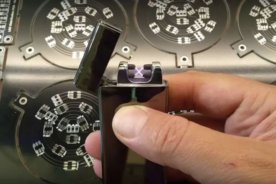 ডিজিট্যাল লাইটার: আধুনিক প্রযুক্তির এই লাইটার। নাম শুনেই বোঝা যায় এতে আগুন জ্বলে না। বোতাম টিপলেই ভিতর থেকে শিখা বেরিয়ে আসে। 