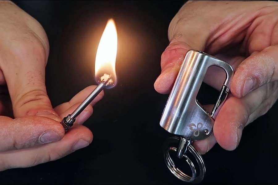 ফ্লিন্ট লাইটার: বাজারে খুবই পরিচিত এই লাইটার। বেশির ভাগ দোকানেই কিনতে পাওয়া যায়। বুনসেন বার্নার এবং ওয়েল্ডিং টর্চে ফ্লিন্ট লাইটার ব্যবহার করা হয়।