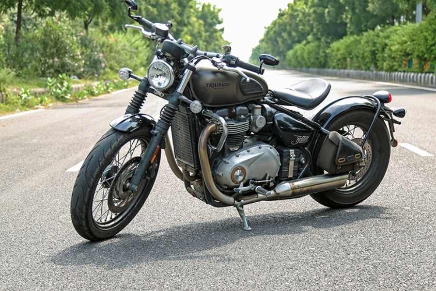 বাইকের এক্স শোরুম দাম ১২.০৫ লক্ষ টাকা। এটি ট্রায়াম্ফের স্পিডমাস্টারের সিঙ্গল-স্যাডল মডেল। 