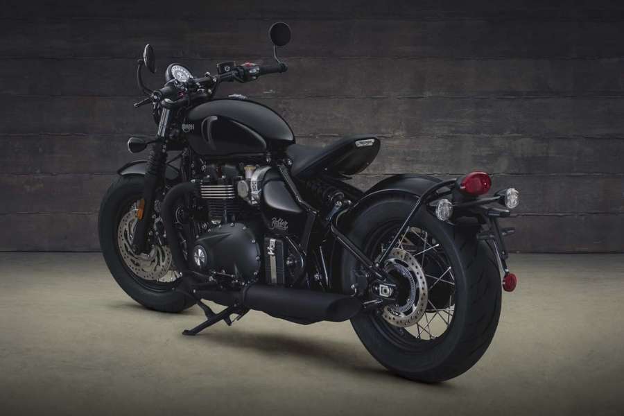 স্টাইলের সঙ্গে সঙ্গে নিরাপত্তার দিকটিও কিন্তু বেশ ভাল ভাবেই নজরে রেখেছে সংস্থা। বনভিল ববারে সামনে রয়েছে ব্রেম্বো ক্যালিপার, ৪৭ এমএম ফ্রন্ট ফর্ক ও পিছনে রয়েছে একটি মনোশক।