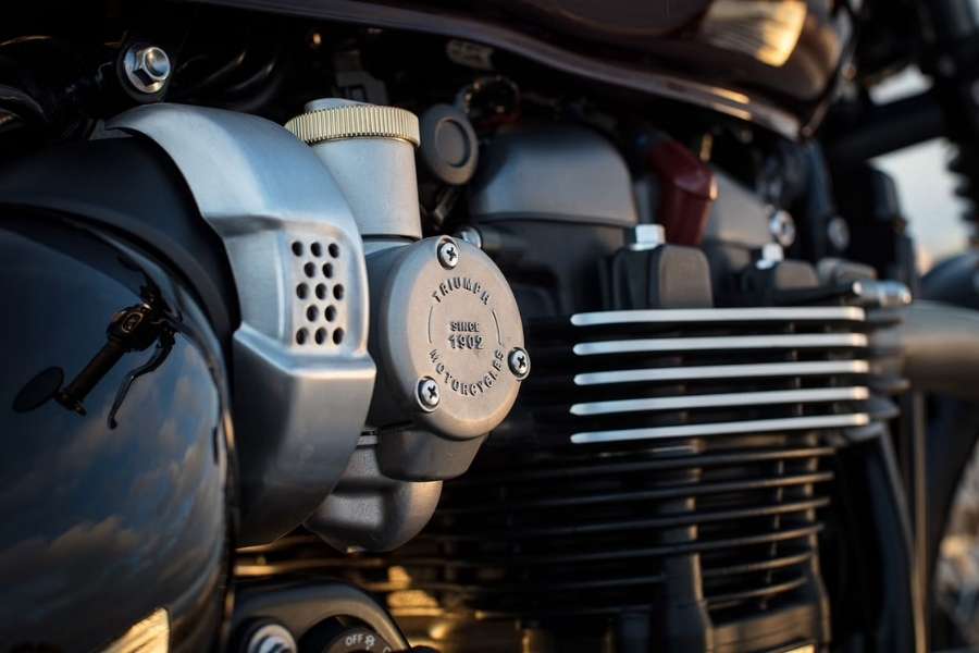 এ ছাড়া, সামনে ও পিছনের চাকায় দেওয়া রয়েছে ডিস্ক ব্রেক। সাসপেনশন ডিউটির জন্য আছে ৪৭ এমএম কার্টিজ টাইপ টেলিস্কোপিক ফর্ক-সহ ১৬ ইঞ্চির চাকা। 