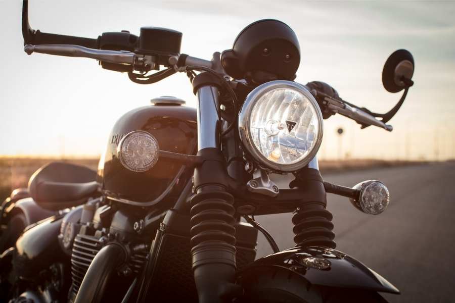 এ ছাড়াও এই বাইকে রয়েছে অ্যাডজাস্টেবেল ফ্লোটিং সিট। দুই ধরনের রাইডিং মোড- রেন ও রোড। সঙ্গে পাবেন এলইডি টেল লাইট। 