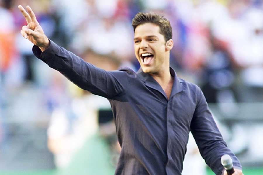 ২। যুগ যুগ ধরেই বিশ্বকাপ ফুটবলের নানা থিম গান তৈরি হয়েছে। তবে এগুলির মধ্যে যে ক’টি গান এখনও মানুষের কানে বাজে, তার মধ্যে অন্যতম রিকি মার্টিনের ‘দ্য কাপ অফ লাইফ’। ১৯৯৮ সালে বিশ্বকাপ ফুটবলের ফাইনালে ব্রাজিল বনাম ফ্রান্স ম্যাচে এই গান গেয়ে তুফান তুলেছিলেন রিকি।