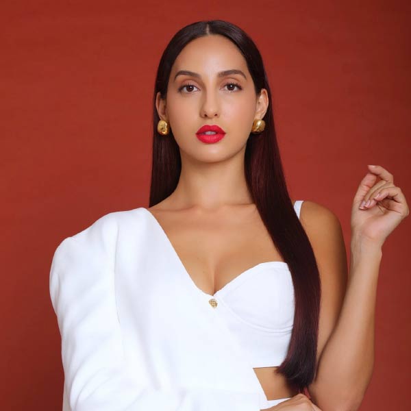 তদন্তকারীরা জানতে পেরেছেন, রহস্যের গন্ধ পাওয়া মাত্রই সুকেশের সঙ্গে যোগাযোগ ছিন্ন করেন অভিনেত্রী। সুকেশের সঙ্গে নোরার কখনও সামনাসামনি দেখাও হয়নি। সূত্রের খবর, হোয়াটসঅ্যাপে দু’বার চন্দ্রশেখরের সঙ্গে কথা হয়েছিল নোরার।