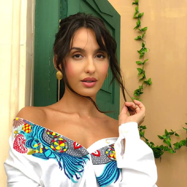 নোরার শরীর স্পর্শ করেছিলেন কোরিয়োগ্রাফার টেরেন্স লুইস। সেই ছবি ঘিরে শোরগোল পড়ে গিয়েছিল। এ নিয়ে বিতর্কও হয় বিস্তর। যদিও তাঁরা দাবি করেন, ছবিটি বিকৃত করা হয়েছে। 