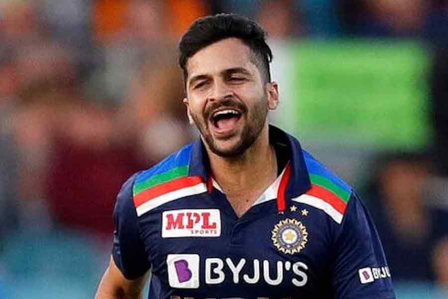 সাত নম্বরে খেলতে পারেন শার্দুল ঠাকুর। দিল্লি ক্যাপিটালসের এই প্রাক্তন ক্রিকেটারকে এ বার নিলামের আগে দলে নিয়েছে কেকেআর। বল হাতে তাঁর চমক দেখার অপেক্ষায় অনুরাগীরা।