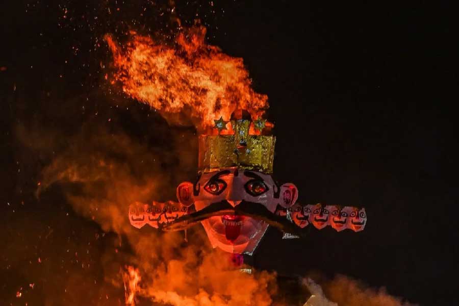 বিজয়া দশমী এবং দশেরা। এক দিকে বিসর্জনের বিষাদ, অন্য দিকে অশুভ শক্তির দমন। এক দিকে দুর্গাপ্রতিমা নিরঞ্জন পর্বে একত্রিত হন বহু মানুষ। অন্য দিকে রাবণের পুতুল পুড়িয়ে শুভ শক্তির জয়ের উৎসবে মাতেন অনেকে।