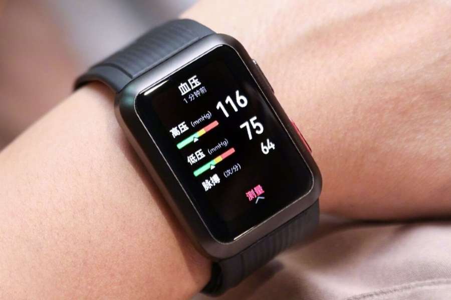  সময়,দিনক্ষণ,ওজন,হার্ট রেট,ফোন থেকে মেসেজ সব কিছুই হাতের মুঠোয়। ফ্যাশন ট্রেন্ডের তালিকায় একেবারে শুরুর দিকেই স্মার্ট ওয়াচ। সাধারণ হাতঘড়ি এখন অতীত। নতুন প্রজন্ম মেতেছে স্মার্ট ওয়াচে।