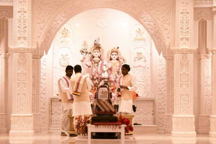 দুবাইয়ের জেবেল আলি এলাকা যা ‘ওয়ারশিপ ভিলেজ’ নামে বেশি প্রসিদ্ধ, সেখানেই গড়ে উঠেছে এই বিশালাকার মন্দির।