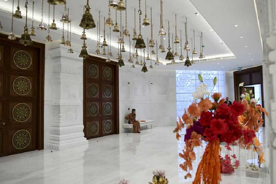 সাদা মার্বেলের তৈরি এই মন্দিরের সঙ্গে গুজরাতের সোমনাথ মন্দিরের সাদৃশ্য রয়েছে।