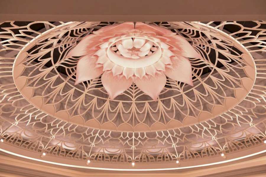 এই মন্দিরের গম্বুজ আলাদা ভাবে দর্শনার্থীদের দৃষ্টি আকর্ষণ করে। উত্তর ভারতের মন্দিরের গম্বুজ যে আদলে তৈরি, এখানেও সেই ছাপ রয়েছে। গোলাপি রঙের একটি থ্রি-ডি পদ্মও দেখা যায় এই গম্বুজে।