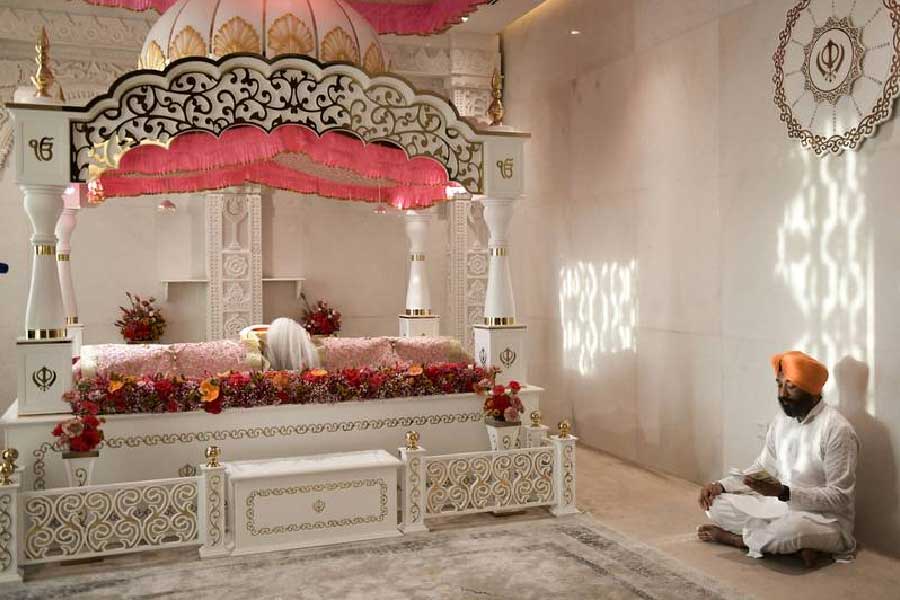 মন্দিরের আদল, দেওয়ালের নকশা লক্ষ করলে দেখা যায়, এখানে রয়েছে আরব এবং হিন্দু সংস্কৃতির মেলবন্ধন।