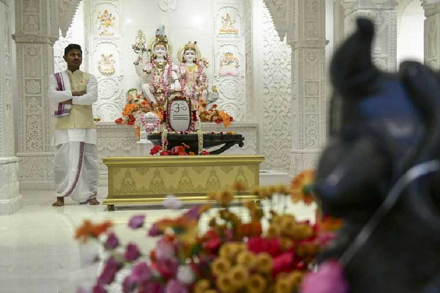 মন্দিরের তলায় দু’টি বেসমেন্ট ছাড়াও আরও দুই তলা জুড়ে মন্দির বানানো হয়েছে।