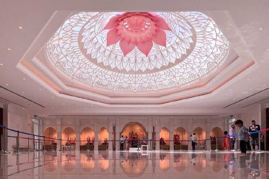 একসঙ্গে ১০০০ থেকে ১২০০ দর্শনার্থী এই মন্দিরে প্রবেশ করতে পারেন।