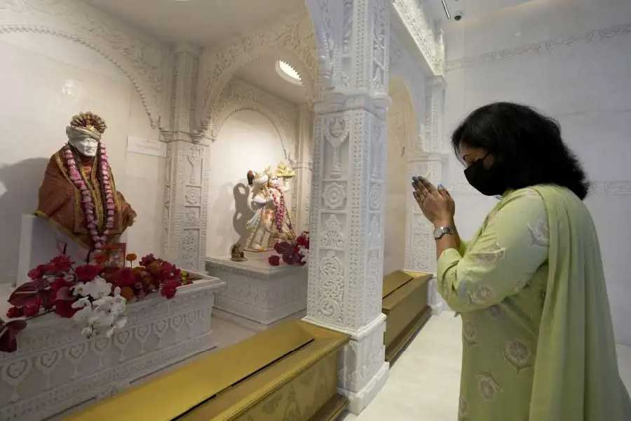 জনসাধারণের জন্য মন্দির খুলে দেওয়ার পর ভিড় উপচে পড়েছে মন্দিরে। ভিড় এড়ানোর জন্য ওয়েবসাইটের মাধ্যমে টিকিট বুক করে মন্দিরে যাচ্ছেন পুণ্যার্থীরা।