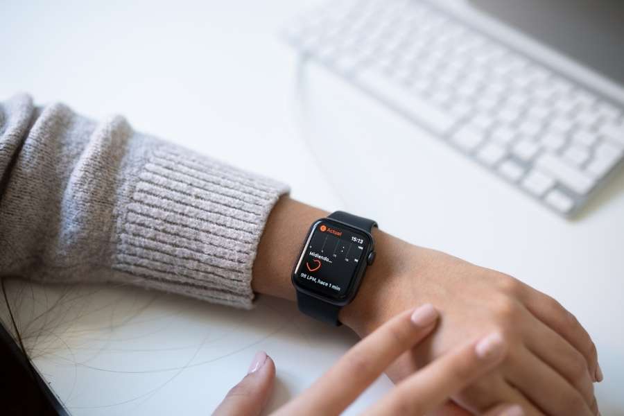 তবে ই-কমার্স বাজারে প্রায় সারা বছরই বিশেষ ছাড়ে মেলে স্মার্ট ওয়াচ।তাই কেনার আগে বরং দাম ও ফিচারের খুঁটিনাটি দেখে কিনেই ফেলতে পারেন আপনার পছন্দের স্মার্ট ওয়াচটি।  