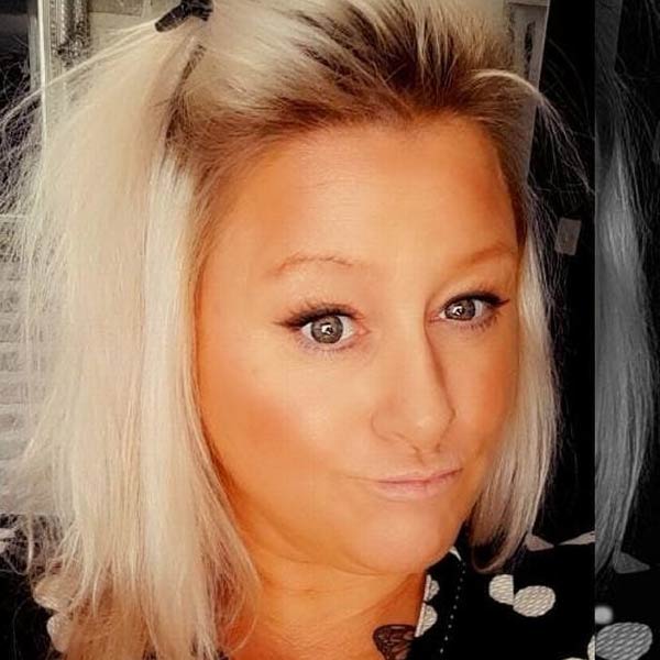 ওই কার্ডে পাঁচটি নম্বর লিখে রেখেছিলেন কেলির মা ক্যারল। যা দেখে পুরনো কথা মনে পড়ে গিয়েছিল কেলির। ফি-হপ্তায় মেয়েকে সঙ্গে নিয়ে বাড়ির কাছের দোকানে ছুটতেন তিনি। ৬৫ বছরের বৃদ্ধার জন্য কিনতে লোটো হটপিকস লটারির টিকিট।