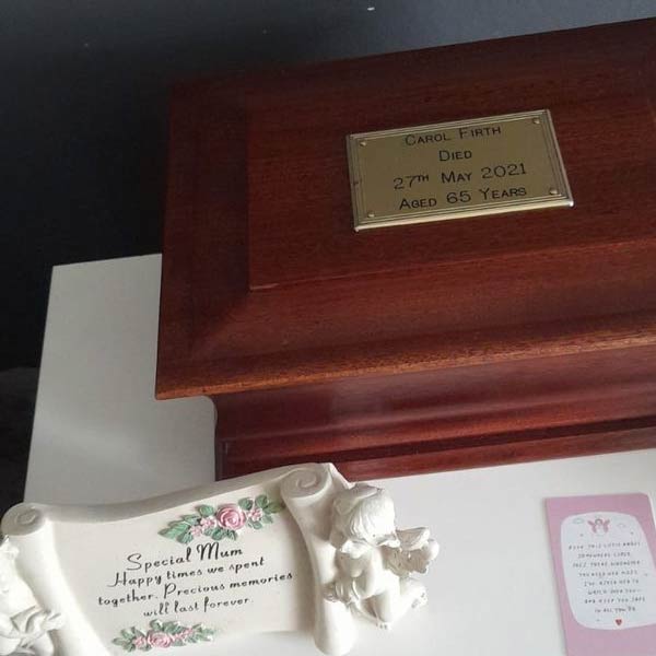 মায়ের স্মৃতিতেই ওই নম্বর দিয়ে লটারিতে ভাগ্যপরীক্ষা করা স্থির করেন কেলি। ওয়েস্ট হ্যালিফ্যাক্সের যে দোকান থেকে মায়ের জন্য লটারি কিনতেন, সেখানেই বুধ এবং শনিবারের লাকি ড্রয়ে ওই নম্বর দিয়ে লটারি খেলবেন বলে ভেবে নেন। 