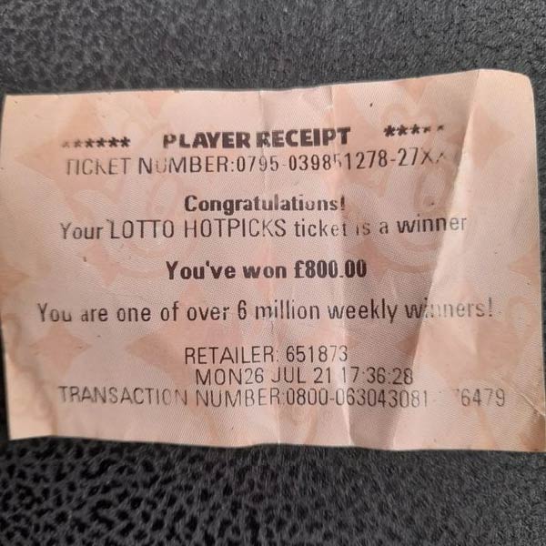 তবে প্রথম বারের চেষ্টায় নিরাশ হতে হয়েছিল কেলিকে। বুধবারের লাকি ড্রয়ে একসঙ্গে ৭-১৭-৩৭ নম্বর ভেসে ওঠেনি লটারির মেশিনে। তবে সপ্তাহান্তে ভাগ্য খুলে যায় কেলির।  