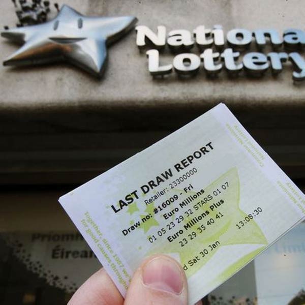 বুধবারের লাকি ড্রয়ে লটারি জিততে না পেরে সেই টিকিটটি ছিঁড়ে ফেলেছিলেন কেলি। টুকরো টুকরো করা সেই টিকিটটি ফেলে দিয়েছিলেন তাঁদের আবাসনের বাইরের ডাস্টবিনে। 