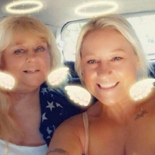 লটারি জেতায় স্বাভাবিক ভাবে খুশিতে ভাসছেন কেলি। তবে ৪৪ বছরের এই মহিলার মতে, এ সবই তাঁর মায়ের আশীর্বাদের ফল। মা যে তাঁর সঙ্গেই রয়েছেন, তা-ও মনে করেন কেলি।