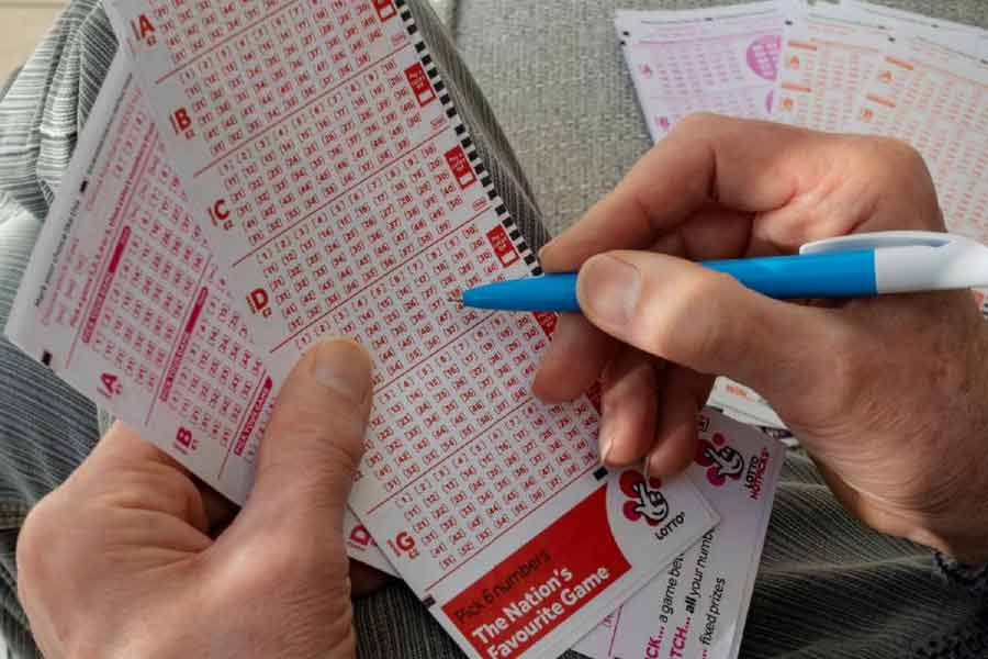 কেলি বলেন, ‘‘মায়ের নম্বর দিয়ে যে লটারি জিতেছি, তা এখনও বিশ্বাস হচ্ছে না! মেয়েকে নিয়ে তো প্রতি সপ্তাহেই মায়ের জন্য লটারির টিকিট কিনতে ছুটতাম! একটা ছোট কার্ডে প্রতি বার একই নম্বর লিখে রাখতেন মা। বছরের পর বছর ধরে একই নম্বরে লটারি খেলতেন। তবে কোনও বারই জিততে পারেননি। মায়ের স্মৃতিতেই ওই নম্বর দিয়ে লটারি খেলেছি।’’