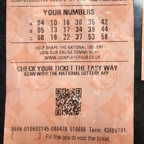 লটারির নম্বরের মতো ছুটি কাটানোর জায়গা বাছার ক্ষেত্রেও মায়ের পছন্দই আগে মনে এসেছে কেলির। তিনি বলেন, ‘‘(ছুটি কাটাতে) ব্ল্যাকপুলে যেতে ভালবাসতেন মা। ওই নম্বরগুলো যে তাঁর কাছে বিশেষ কিছু ছিল, তা জানতাম। আর ওই নম্বরগুলোই আমাদের জীবনে সুখস্মৃতি এনে দিয়েছে।’’ 