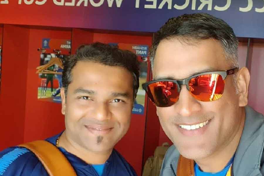 অরুণ কানাডে: কাজ শুরু করেছিলেন আইপিএলে রয়্যাল চ্যালেঞ্জার্স ব্যাঙ্গালোর (আরসিবি) দলের হয়ে। এর পর পাঁচ বছরেরও বেশি সময় ধরে ভারতীয় দলের সঙ্গে কাজ করছেন অরুণ কানাডে। কানাডের প্রধান কাজ হল প্রতি খেলার আগে খেলোয়াড়দের, বিশেষ করে বোলারদের পেশি শিথিল রয়েছে কি না তা দেখে নেওয়া। কোহলি এবং অন্য সিনিয়র খেলোয়াড়দের সঙ্গে কানাডের সম্পর্ক খুব ভাল বলেই সূত্রের খবর।