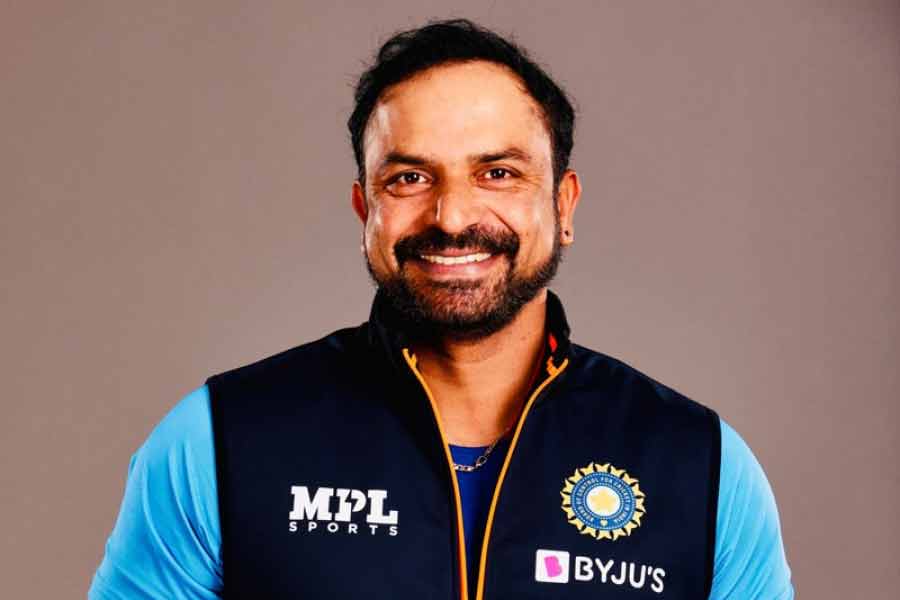 টি দিলীপ: টি-টোয়েন্টি বিশ্বকাপ খেলতে যাওয়া ভারতীয় দলের ফিল্ডিং কোচ টি দিলীপ। প্রথম শ্রেণির ক্রিকেটের অভিজ্ঞতা না থাকলেও দিলীপ এক জন লেভেল-থ্রি কোচ যিনি হায়দরাবাদ রঞ্জি এবং ইন্ডিয়া এ দলের সঙ্গে যুক্ত ছিলেন।