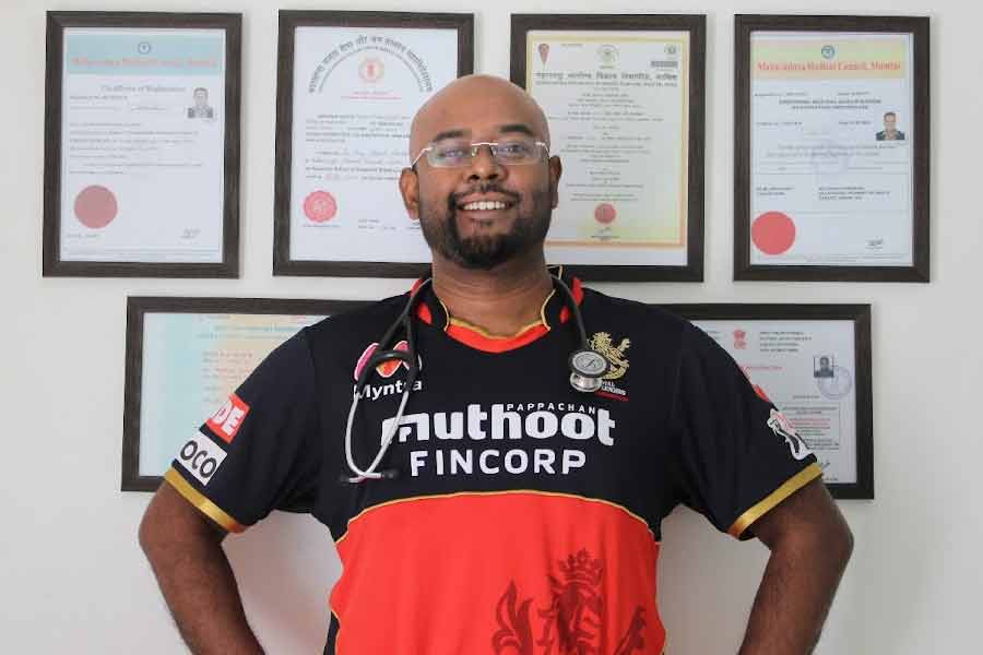 চার্লস মিনজ়: ভারতীয় দলের স্বাস্থ্যরক্ষার ভার রয়েছে জেনারেল ফিজিশিয়ান চার্লস মিনজ়ের উপর। পুণের বাসিন্দা চার্লস চিকিৎসক হিসাবে ভারতীয় দলের সফরসঙ্গী হয়েছেন। এর আগে আইপিএল এবং প্রো কাবাডি লিগেও চিকিৎসা পরামর্শদাতা হিসাবে কাজ করেছেন তিনি। ২০২০ সালে রয়্যাল চ্যালেঞ্জার্স ব্যাঙ্গালোর (আরসিবি) দলের সঙ্গে কাজ করেছেন চার্লস।