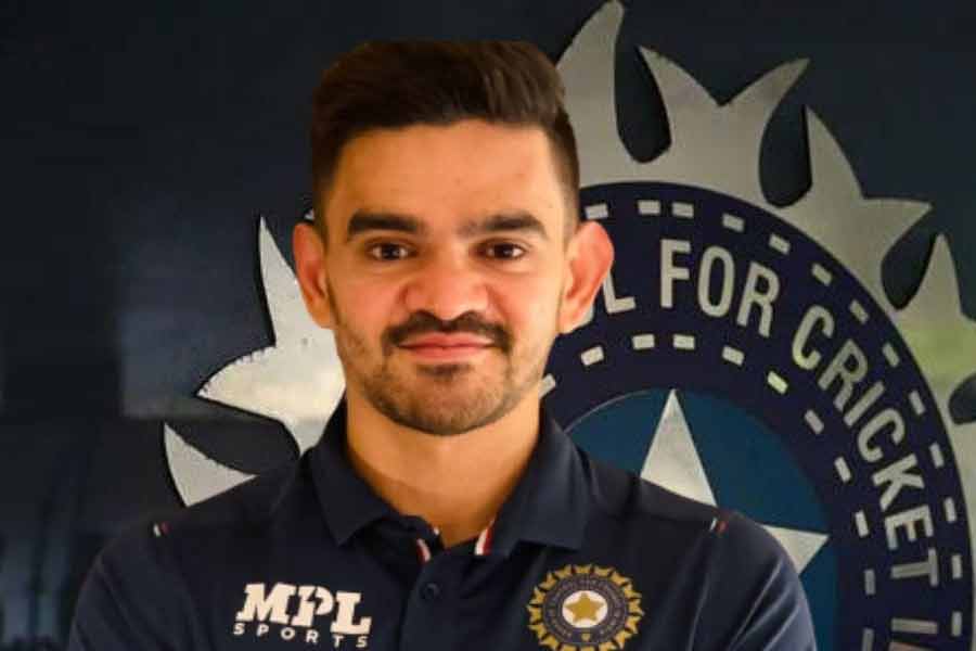 সোহম দেশাই: নন প্লেয়িং দলে স্ট্রেংথ কোচ হিসাবে রয়েছেন সোহম। স্ট্রেংথ কোচ হিসাবে খেলোয়াড়রা কতটা ফিট আছেন তা দেখাই হবে তাঁর প্রধান কাজ। খেলোয়াড়রা বিশ্বকাপ চলাকালীন কী কী খাবার খাবেন তা-ও ঠিক করবেন তিনি।