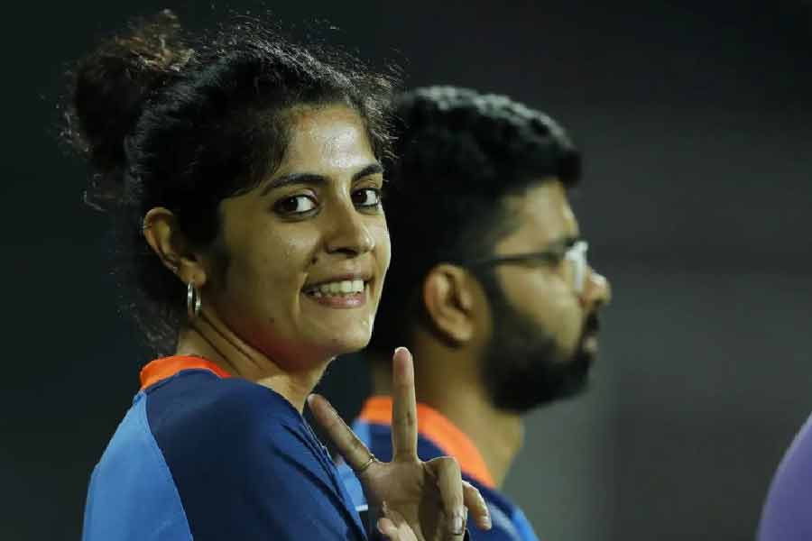 রাজলক্ষ্মী অরোরা: বিসিসিআইয়ের মিডিয়া প্রযোজক হিসাবে ভারতীয় ক্রিকেট দলের সঙ্গে বিশ্বকাপ সফরে গিয়েছেন রাজলক্ষ্মী। তাঁর কাজ, বিসিসিআইয়ের ওয়েবসাইটে দলের বিভিন্ন ভিডিয়ো আপলোড করা। এ ছাড়াও বিশ্বকাপ সফরে গিয়ে ভারতীয় দলের খেলোয়াড়দের সাক্ষাৎকারের ব্যবস্থাও তিনিই করবেন।