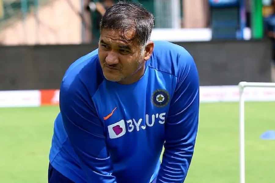 যোগেশ পারমার: ভারতীয় দলে সহকারী ফিজিয়োথেরাপিস্ট হিসাবে দায়িত্ব সামলাচ্ছেন যোগেশ পরমার। বিসিসিআইয়ের সঙ্গে যোগেশ অনেক দিন ধরেই যুক্ত। যোগেশের প্রধান দায়িত্ব যে সব বোলারদের লেগেছে, তাঁদের শরীরে দিকে বিশেষ নজর রাখা।